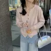 Blusa de tricô com decote V e mangas compridas com botões coloridos para mulheres, adequada para usar em camadas no outono e inverno, com design estilo coreano e feita de cashmere