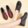 Nueva colección de invierno 2026 estilo chino: Zapatos de algodón para mujer, forrados de polar, con suela suave, cómodos y cálidos, para madres, con un diseño plano adecuado para mujeres de mediana edad.