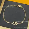Pulseira com Letra V da Família Burro Estilo Nicho de Luxo Leve Europeu e Americano Design Versátil de Personalidade Joia
