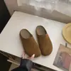 Mules vintage de couro genuíno de nicho para mulheres, novo estilo de verão 2026, mules preguiçosos slip-on com salto plataforma e bico fechado