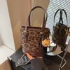 Bolso con Estampado de Leopardo para Mujer Otoño e Invierno 2025 Nuevo Versátil Diseño de Nicho Bolso de Hombro Cruzado Popular Bolso Cubo Portátil
