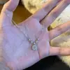 Livro Vermelho Pequeno Mesmo Estilo Barbie Açúcar Cheio de Diamante Colar Feminino Luxo Leve Correntes Quadradas de Diamante Pingente Delicado de Moissanite
