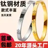 Pulseira de Aço Titânio Novo Estilo Que Não Desbota, Toque de Alto Padrão para Mulheres, Banhada a Ouro em Forno, Exquisite Pulseira de Aço Inoxidável Europeia e Americana