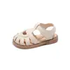 Sapatos de couro respiráveis com design vazado estilo coreano para crianças, novos modelos de sandálias de verão 2026 para meninas, bico fechado, sola macia, sapatos de bebê.