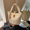 Bolso Transfronterizo de Cuero Suave de Alta Gama para Mujer 2025 Nuevo Estilo Retro Versátil Portátil Tipo Cubo Trabajo Viajero Bandolera