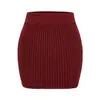 Conjunto de duas peças: um top de malha estilo francês com decote V, ombros à mostra e mangas compridas, combinado com uma minissaia sexy, que modela o corpo e afina a cintura.