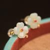 2023 Nuevos Aretes de Flor de Cuatro Hojas de Jade Hetian Estilo Nacional para Mujer Aretes Más Fáciles de Combinar Aretes de Moda de Alta Gama