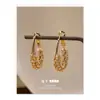 Pendientes de Moda Trendy Europeos y Americanos Chapados en Cobre de Oro de 18 Quilates con un Toque de Lujo, Cesta de Plata Incrustada con Circonita, Pendientes Simples y Versátiles