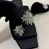 Sandalias Decorativas Talladas Plateado Metálico 2026 Nuevo Estilo para Mujer con Punta Cuadrada Pequeña, Chanclas Planas Versátiles de Moda