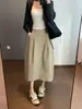 Sencilla y práctica para el trayecto diario, esta falda midi de corte A presenta un bajo con abertura, una silueta fluida y un corte ligeramente holgado.. Es una elección perfecta para el otoño, H090805