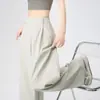 Foto real de pantalones casuales de pierna ancha con corte curvo, versátiles y estilizan la figura para mujer, finos, holgados, fluidos, estilo workwear, pantalones de secado rápido, primavera/verano 2026