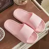 2024 nuevas chanclas de interior con base gruesa de sensación de excremento desodorantes al por mayor para mujer de verano ordinarias frescas lindas de EVA para baño trapeador
