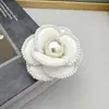 Broche de Tela de Perlas y Pedrería Estilo Chanel de Gama Alta para Mujer, Pin de Ropa de Estilo Coreano de Nicho para Abrigos y Suéteres