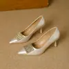 Sapatos de salto agulha femininos, novos sapatos de bico fino estilo francês para primavera e outono com um toque de luxo, apresentando uma fivela quadrada de metal e um design de bico fino sem cadarço
