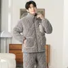Pijama Masculino Clássico Novo de Inverno, Estilo Inverno, Espessado e Forrado com Lã, Lã de Coral, Jaqueta Acolchoada de Três Camadas, Roupa de Casa para Outono e Inverno