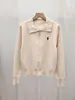Outono 2026 Novo Estilo Feminino Simples Tricô com Bordado de Pônei Zíper Suéter Top Venda por Atacado da Fábrica de Origem
