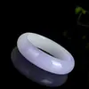 Venta al por mayor del fabricante Mascarilla exterior Pulsera de jade semipúrpura y mitad blanca Imitación de jade Hetian Flor flotante de jade blanco Pulsera para sala de transmisión en vivo violeta