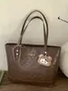 Bolso Retro Mate de Moda para Mujer 2025 Nuevo Bolso de Hombro de Gran Capacidad para Viajes Diarios Popular Bolso Tote Cubo con Relieve
