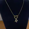 Collar de Acero de Titanio con Colgante de Corazón de Gama Alta y 26 Letras Inglesas para Mujer, Cadena para Clavícula con Apellido, Nicho de Lujo Ligero, Celebridad de Internet para Mejor Amiga