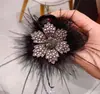 Pinza para el Cabello de Flor con Pedrería y Plumas Negras, Pinza de Tiburón Elegante y Moderna para Peinados Recogidos, Accesorio Versátil para el Cabello para Fiestas y Uso Diario