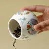 En las montañas, pinos y mariposas danzan entre las flores.. Bote de té de cerámica rosa, frasco sellado creativo hecho a mano, mini frasco de almacenamiento de alta estética