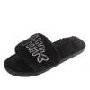 Pantuflas peludas para mujer de comercio exterior transfronterizo otoño e invierno 2025 gamuza planas talla grande hogar cálidas de algodón pantuflas de meter pantuflas al por mayor