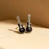 Brincos de Notas Musicais de Guitarra para Mulheres, Simples e Modernos com um Toque de Luxo, Brincos de Resina Incrustados com Diamantes, Brincos Assimétricos de Design Exclusivo