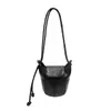 Moda transfronteiriça 2026 design de nicho nova bolsa de balde feminina retrô simples toque de luxo bolsa de ombro única versátil para senhoras