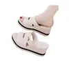 Sandalias de verano para mujer sin cordones que aumentan la altura, antideslizantes, nuevo estilo 2026, inspiradas en Chanel, adecuadas para faldas, sandalias de playa, cuero suave