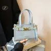 2026 Nova Bolsa de Ombro Único Transversal Estilo Coreano Design de Nicho Luxo Leve Bolsa de Mão Feminina Versátil Fashionável Retrô com Pingente