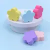 Pequeno pó compacto em formato de flor de cerejeira macio não absorve o pó expande quando molhado esponja plana de uso duplo ovo de maquiagem