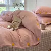 Nuevo juego de ropa de cama de cuatro piezas de estilo japonés con botones, todo de algodón, doble capa de gasa de algodón, funda de edredón, juego de tres piezas para dormitorio de estudiante 4