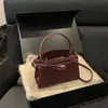 Bolsa de Mão Texturizada de Luxo Nicho de Alta Qualidade para Mulheres 2025 Nova Tendência Outono e Inverno Bolsa de Ombro Versátil Retrô Bolsa Transversal