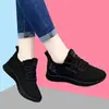 Novos Sapatos de Tecido de Pequim Antigo de Verão 2026 para Meia-Idade e Idosos, Sapatos de Caminhada com Solado Macio, Sapatos Esportivos de Trabalho com Cadarço, Sapatos de Mãe