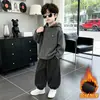 Conjunto de Sudadera con Forro Polar para Niños Invierno 2026 Nuevo Estilo Moda Infantil Conjunto de Dos Piezas para Niños Ropa Gruesa Cálida Genial y Atractiva