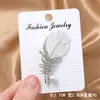 Broche de Plumas y Pedrería de Seis Colores de Moda con un Toque de Lujo, Elegante Broche Accesorio para Traje