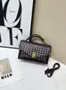 Bolso Pequeño Cuadrado Trenzado por Capas de Cuero Genuino Transfronterizo, Bolso de Mano y Bolso Cruzado de Moda Tendencia con Hebilla de Cierre de Gran Capacidad para Mujeres al por Mayor