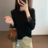 Exquisita e suave, esta camiseta de malha leve, macia e delicada, com gola redonda e mangas compridas, apresenta um delicado acabamento franzido e é perfeita como camada base. H090808