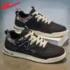 Sapatos de puxar para homens, novos tênis brancos populares versáteis de primavera, sapatos esportivos masculinos, sapatos masculinos com painéis de couro