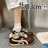 Tênis de treino alemães de sola reta para mulheres com aumento de altura oculto, novos tênis femininos primavera e outono 2026, tênis casuais versáteis populares estilo retrô Forrest Gump