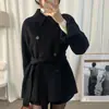 Enviado: Abrigo coreano chic de estilo retro de doble botonadura con solapa y cinturón, diseñado para estilizar y favorecer figuras menudas