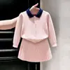 Conjunto tricotado doce rosa novo para meninas estilo coreano outono e inverno 2026, suéter de gola polo torcido e saia para meninas