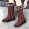 Botas de cano médio espessadas, botas de neve antiderrapantes para mulheres, novo estilo de inverno 2026, botas de algodão forradas com fleece, solado plano, com um leve salto, botas de algodão grandes para a região Nordeste