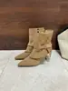 Botas de Cano Curto Apontadas com Salto Agulha Estilo Europeu e Americano com Fivela de Cinto Moda Outono/Inverno 2026 Novo Estilo