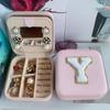 [Caja de Joyería Espejo con Letras Bordadas] Caja de Joyería con Letras del Alfabeto (26) Espejo Simple para Joyería Portátil para Viajes Venta Caliente