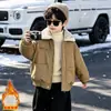 2422 Jaqueta com Forro de Fleece para Meninos 2026 Nova Jaqueta Grossa de Inverno Estilo Coreano Bonito para Crianças Roupas de Inverno