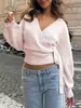 Top de punto ajustado con cuello en V cruzado estilo europeo y americano para otoño e invierno, top corto elegante irregular con corbata para mujer al por mayor