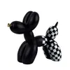 Artesanía Transfronteriza de Resina Seleccionada Cuidadosamente Perro Globo Decoración del Hogar Tablero de Ajedrez Blanco y Negro Adorno Decorativo