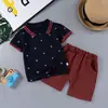 Conjunto de polo de manga curta com estampa de vela para meninos, novo conjunto de verão estiloso de duas peças para bebês e crianças pequenas