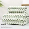 Juego de toallas de coralina a rayas de colores al por mayor del fabricante, suave, absorbente, toalla de baño grande engrosada para uso doméstico, toalla facial para adultos